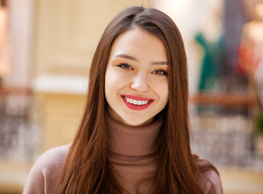 patient smiling after getting teeth whitening in Lincoln